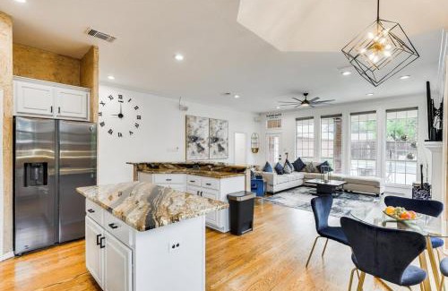 Irving Casa | Impressive 5BR 3,5BA Holiday Home with Pool, Game Room & Cinema Room