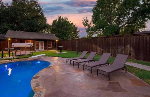 Irving Casa | Impressive 5BR 3,5BA Holiday Home with Pool, Game Room & Cinema Room