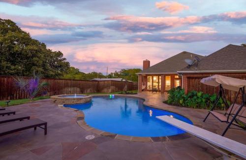 Irving Casa | Impressive 5BR 3,5BA Holiday Home with Pool, Game Room & Cinema Room