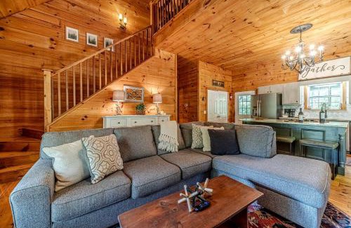 Sautee Nacoochee Casa | Impressive Cabin with Fireplace and Hot-tub in Sautee Nacoochee, Georgia