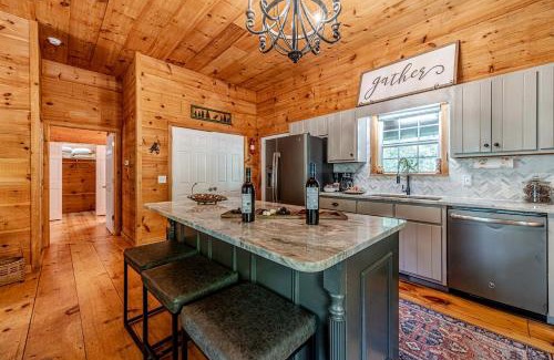 Sautee Nacoochee Casa | Impressive Cabin with Fireplace and Hot-tub in Sautee Nacoochee, Georgia