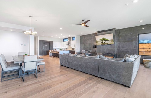 Coos Bay Casa | Impressive home w/ water view, 2 large decks, 2 living rooms & 2 master ensuites