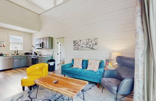 Sevierville Cabina | Impressive mtn-view cabin w/fireplace, deck, jacuzzi, & free attraction tickets