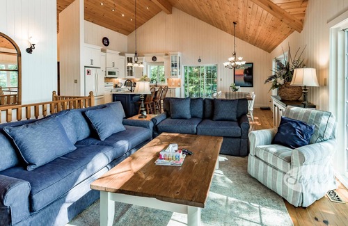 Bracebridge Cabaña | Impressive renovated 6 bed 4 bath Lake Muskoka cottage with captivating views!