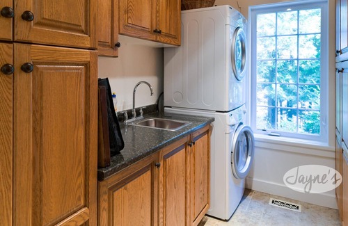 Bracebridge Cabaña | Impressive renovated 6 bed 4 bath Lake Muskoka cottage with captivating views!