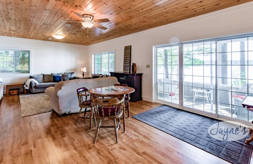 Bracebridge Cabaña | Impressive renovated 6 bed 4 bath Lake Muskoka cottage with captivating views!