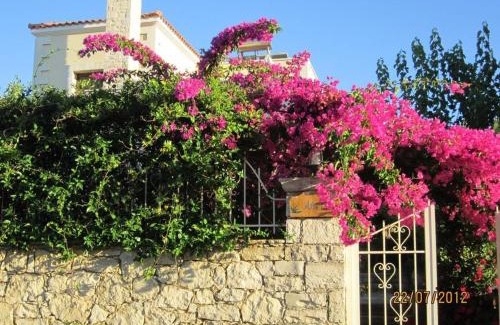 Prines Villa | Impressive Rethymno Villa 3 Bedrooms Villa Kiriya Private Garden Private Outdoor Pool Bbq Outdoor Sitting And Dining Area Prines