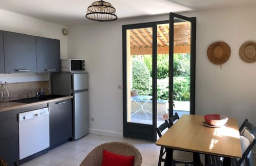 Mirabel-aux-Baronnies Casa | En un campo de olivos, casa para 6-7 personas con una gran piscina.
