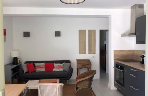 Mirabel-aux-Baronnies Casa | En un campo de olivos, casa para 6-7 personas con una gran piscina.