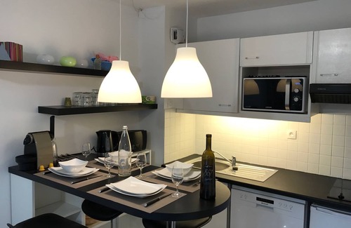 Hyeres City Centre Apartamento | En una zona verde con piscina y pista