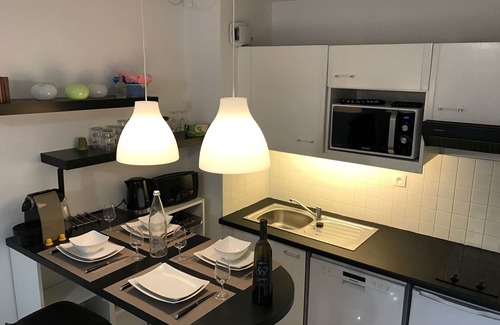 Hyeres City Centre Apartamento | En una zona verde con piscina y pista
