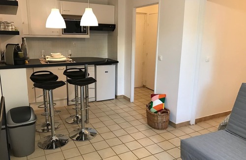 Hyeres City Centre Apartamento | En una zona verde con piscina y pista