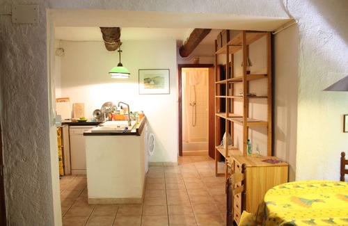 Pezenes-les-Mines Apartamento | En un pueblo medieval, casa rural soleada y espaciosa, rodeada de naturaleza.
