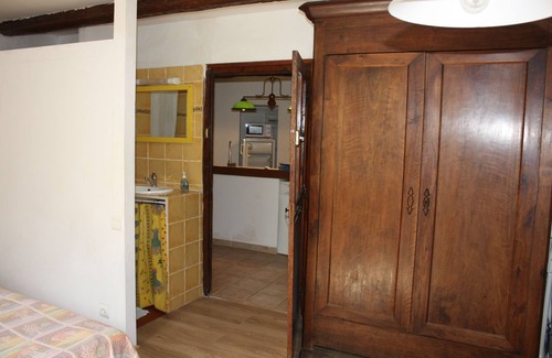 Pezenes-les-Mines Apartamento | En un pueblo medieval, casa rural soleada y espaciosa, rodeada de naturaleza.