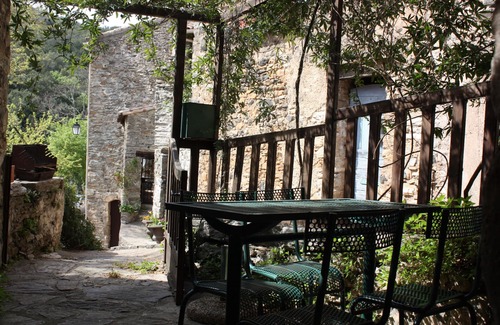 Pezenes-les-Mines Apartamento | En un pueblo medieval, casa rural soleada y espaciosa, rodeada de naturaleza.
