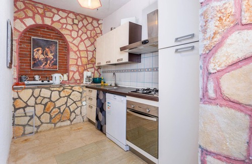 Gabonjin Apartamento | In central location on the island of Krk welcomes you this spacious apartment with shared pool.