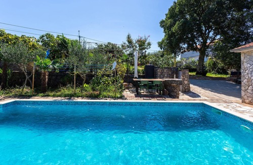 Gabonjin Apartamento | In central location on the island of Krk welcomes you this spacious apartment with shared pool.