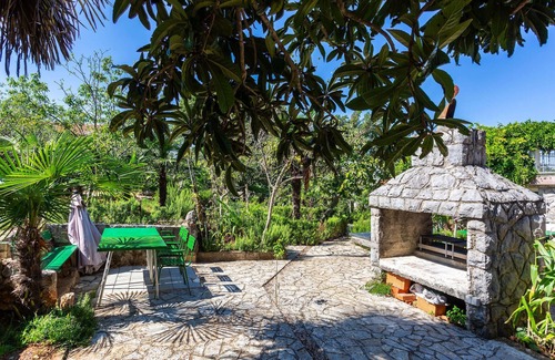 Gabonjin Apartamento | In central location on the island of Krk welcomes you this spacious apartment with shared pool.