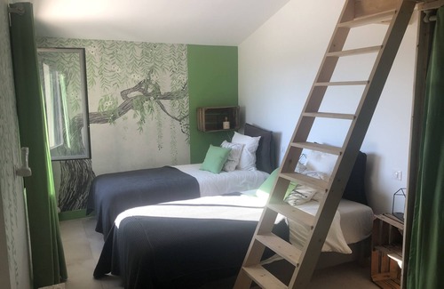Chateauneuf-de-Gadagne Cama Y Desayuno | In Chateauneuf de Gadagne, in the heart of the village: 2 independent bedrooms