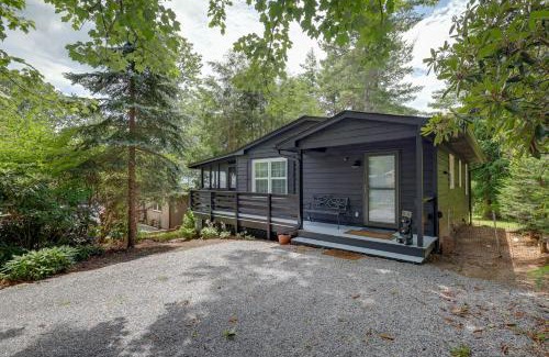 Pineola Casa | In Golf Community with Pool Access Newland Cabin