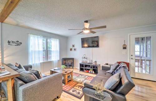 Pineola Casa | In Golf Community with Pool Access Newland Cabin