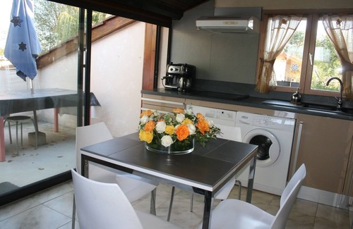 Villette-sur-Ain Apartamento | En el corazón de Rhône-Alpes, apartamento con piscina climatizada a mediados de temporada.