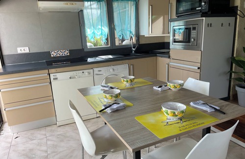 Villette-sur-Ain Apartamento | En el corazón de Rhône-Alpes, apartamento con piscina climatizada a mediados de temporada.