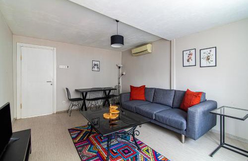 Mecidiyekoy Apartamento | In Istanbul Center, 1BR Bright Top-Floor Apt