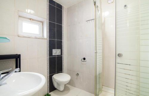Mecidiyekoy Apartamento | In Istanbul Center, 1BR Bright Top-Floor Apt