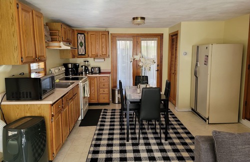 Saugus Casa | In-law, shower tub, a/c, kitchen,