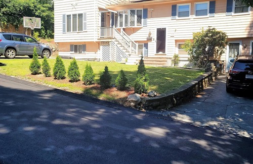 Saugus Casa | In-law, shower tub, a/c, kitchen,