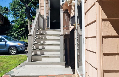 Saugus Casa | In-law, shower tub, a/c, kitchen,