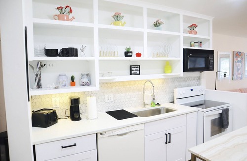 Sylvan Hills Casa | “In Living Color” - 10 Mins from Airport & Stadium