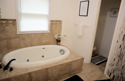 Sylvan Hills Casa | “In Living Color” - 10 Mins from Airport & Stadium