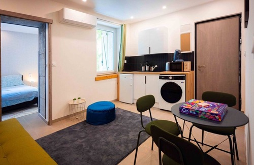 Aix-les-Bains City Center Apartamento | In the center of town, charming 2-room apartment on the ground floor, with parking space.