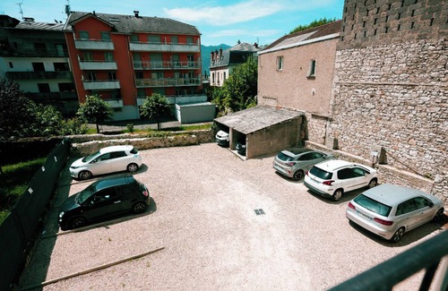 Aix-les-Bains City Center Apartamento | In the center of town, charming 2-room apartment on the ground floor, with parking space.