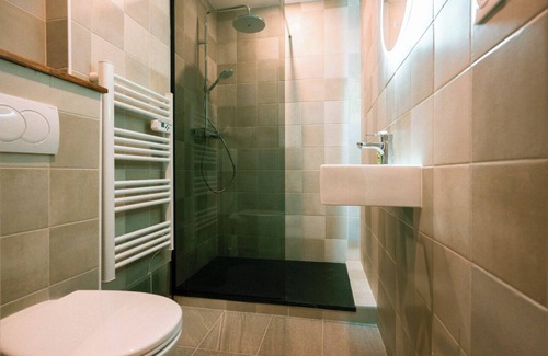 Aix-les-Bains City Center Apartamento | In the center of town, charming 2-room apartment on the ground floor, with parking space.