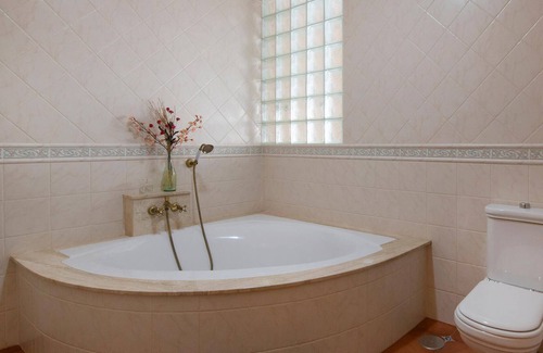Setenil de las Bodegas Casa | In the heart of Andalusia, this spacious finca with swimming pool welcomes you in a quiet landscape.
