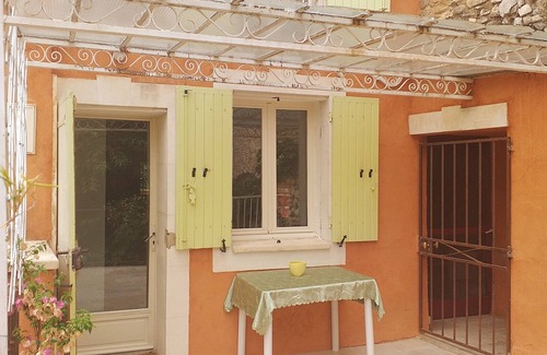 Fontaine-de-Vaucluse Casa | In the heart of Fontaine de Vaucluse, house overlooking the Sorgue river