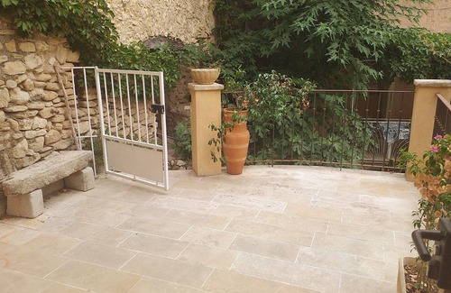 Fontaine-de-Vaucluse Casa | In the heart of Fontaine de Vaucluse, house overlooking the Sorgue river