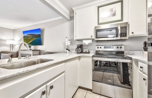 South Lake Tahoe Complejo | In The Heart of it All! Just steps from the Heavenly Village! Free Breakfast!