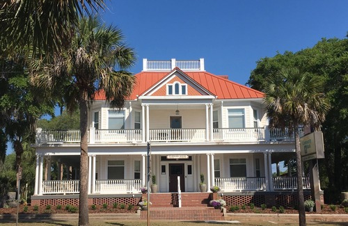 Historic Downtown Apalachicola Casa | Vintage Rose Suite en la joya histórica majestuosa de Apalachicola.