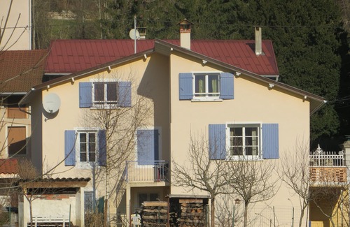 Chaley Casa | En el corazón de Bugey, en Albarine, casa bien equipada, ideal para familias.