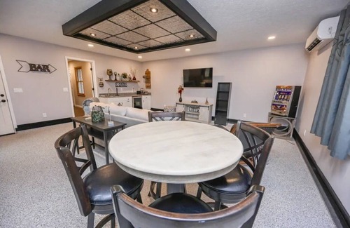 Mountainside Casa | In the heart of Deep Creek Lake! - "Shamrock Inn"