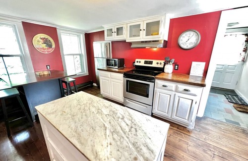 East Dorset Casa | In the Heart of East Dorset, Featuring a game house and a Hot Tub!