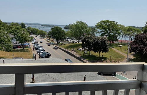 Onset Condominio | In the heart of Onset Village with gorgeous views of Onset Bay.