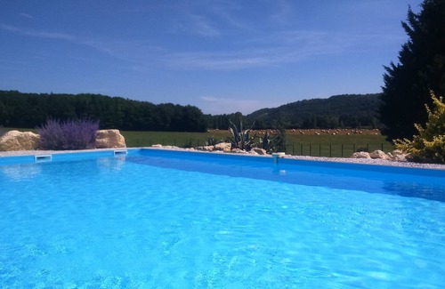 Saint-Paul-de-Serre Chalet De Esquí | In the heart of Périgord, chalet for 5 people with swimming pool in a green setting.