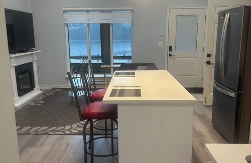 Port Moody Casa | In the Heart of PoMo a site of Tranquility and Modern living - Cozy and COMFY!!!