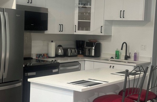 Port Moody Casa | In the Heart of PoMo a site of Tranquility and Modern living - Cozy and COMFY!!!