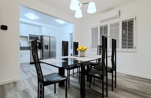 North of Wilshire Casa | In the heart of Santa Monica 2 bedroom & 2 1/2 bathroom Townhome + prvt parking